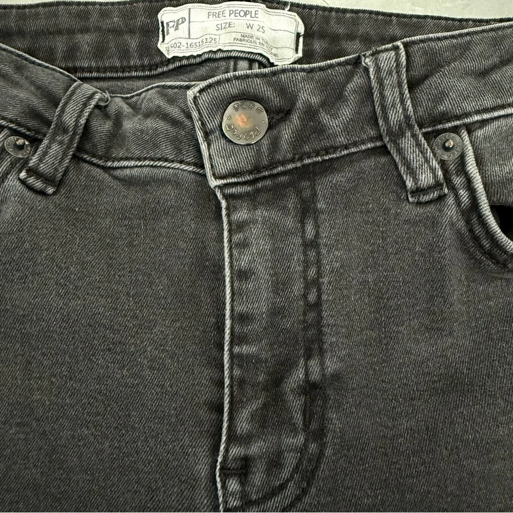 Women’s Free People Great Heights Washed Black Frayed Skinny Jeans Size 25